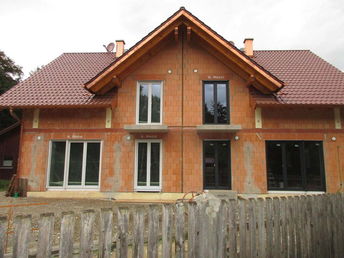 Doppelhaus mit neuen Fenstern
